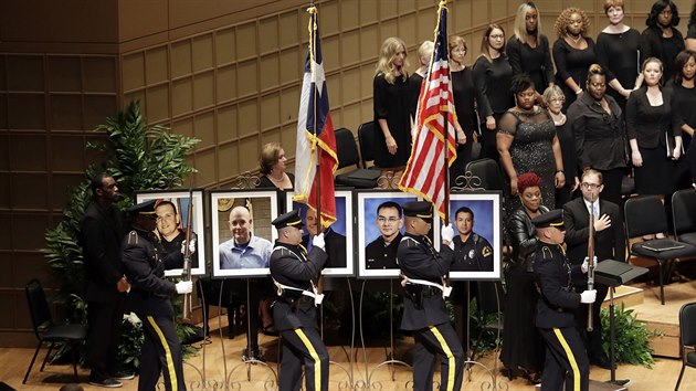 Fotografie zabitch policist z Dallasu (12. ervenec 2016)