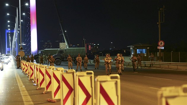 Turet vojci blokuj mosty pes Bospor. (15. ervence 2016)
