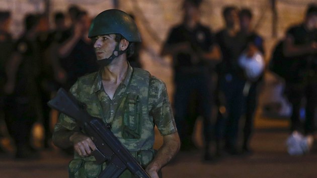 Jeden z tureckch vojk na stri pobl nmst Taksim v Istanbulu (15. ervence 2016)