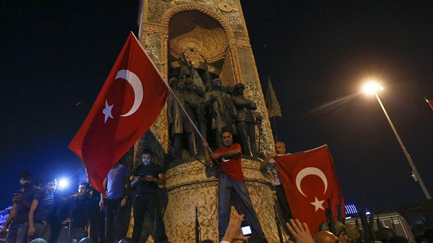 Pznivci prezidenta Erdogana se seli na nmst Taksim v Istanbulu. (16. ervence 2016)