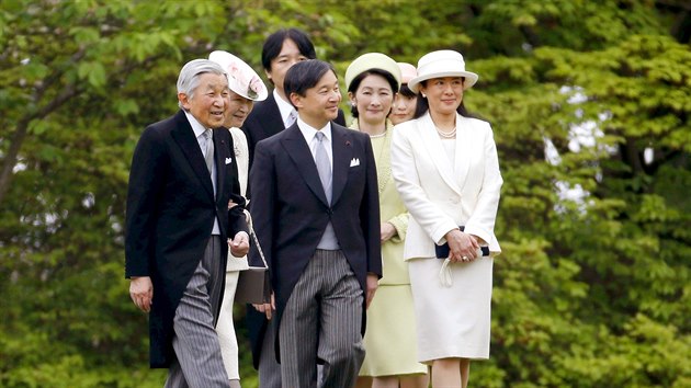 Japonsk csa Akihito se leny krlovsk rodiny jdou pivtat hosty kadoron zahradn party v tokijskm palci Akasaka. (27. dubna 2016)