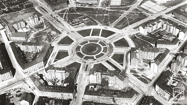 Leteck snmek z roku 1933 ukazuje, e geometrickm pedobrazem Kulaku nebyl kruh, ale podkova. Ta architektovi pomohla spojit achovnicov tvar Bubene s pedstavami msta o symetrickm kruhovm nmst.