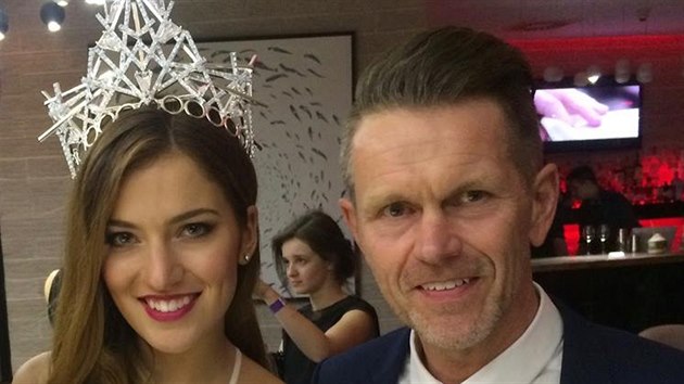 Andrea Bezdkov a jej hrd tatnek na finle esk Miss 2016