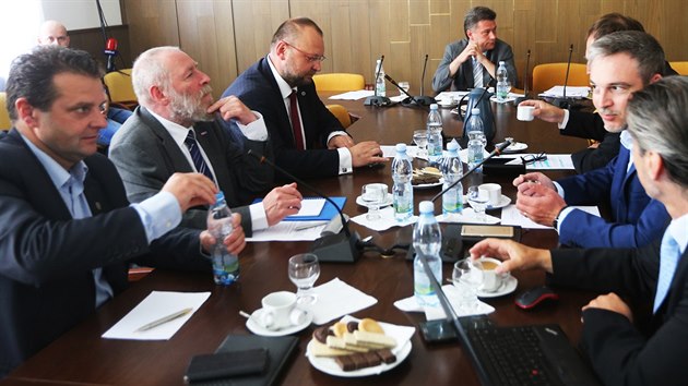 Snmovn vyetovac komise k policejn reform se sela k prvnmu jednn. V ele stolu zasedl jej pedseda, poslanec opozin ODS Pavel Blaek (11. ervence 2016).