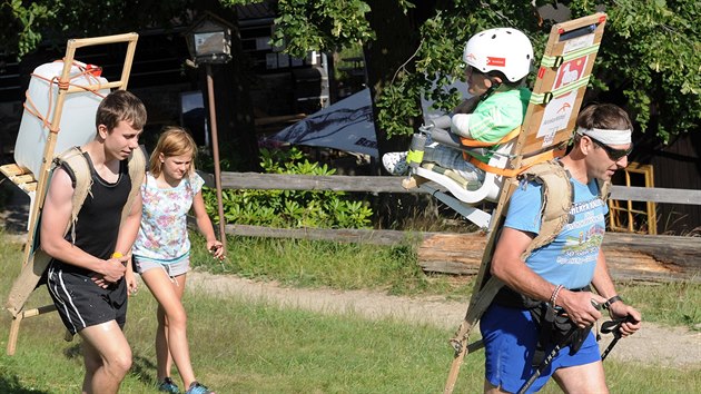 Skupina vystoupala od restaurace U zbuja v Malenovicch na vrchol Lys hory za necelou hodinu a pl. (11. ervence 2016)