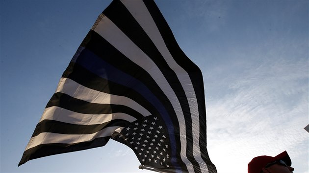 Na vzpomnkovm obadu v Dallasu se objevovala tak ernobl americk vlajka s modrm pruhem. Ten symbolizuje policii, kter stoj mezi spolenost a zloinci. (11. ervence 2016)