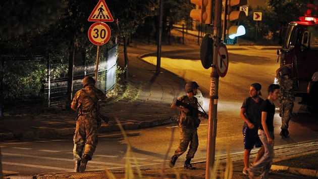 Turet vojci na asijsk stran Istanbulu. (15. ervence 2016)