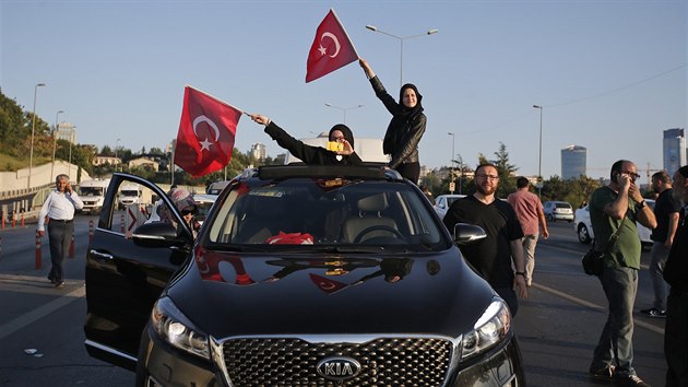 Proti vojenskmu pevratu protestovali lid tak v Istanbulu. (16. ervence 2016)