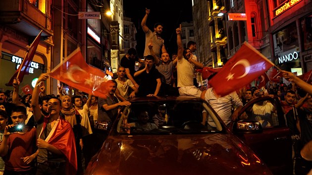 Turci v Istanbulu oslavuj zmaen vojenskho pevratu. (16. ervence 2016)