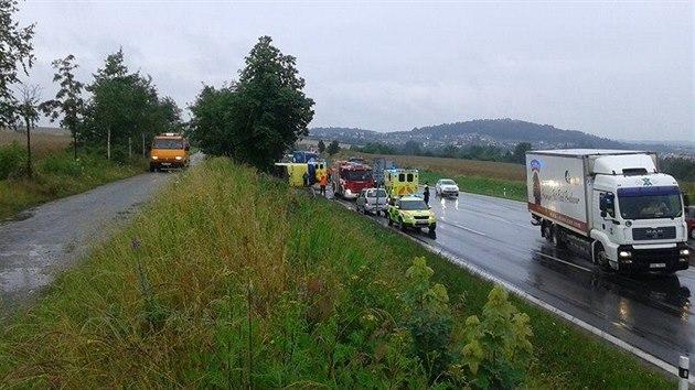 Autobus s dtmi se pevrtil na vjezdu z Psku smrem na Budjovice.