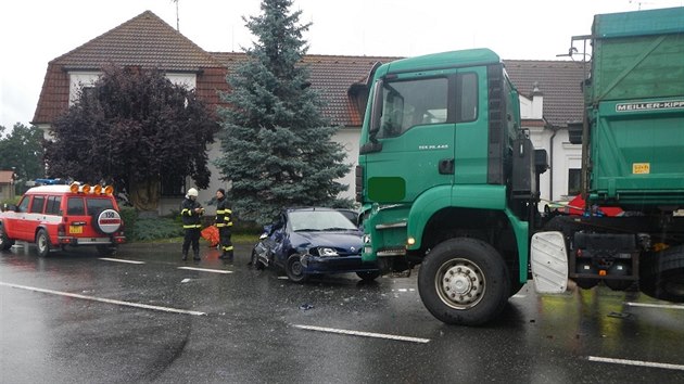 Tragick nehoda se stala v ostr zatce v obci Lidmovice na Strakonicku. Pi stetu osobn auta a kamionu zemela spolujezdkyn.
