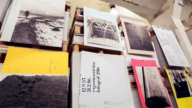 Hany kov s fem tiskrny Robertem Helbichem. Vedle nich kalend, kter zskal ocenn v European Design Awards.