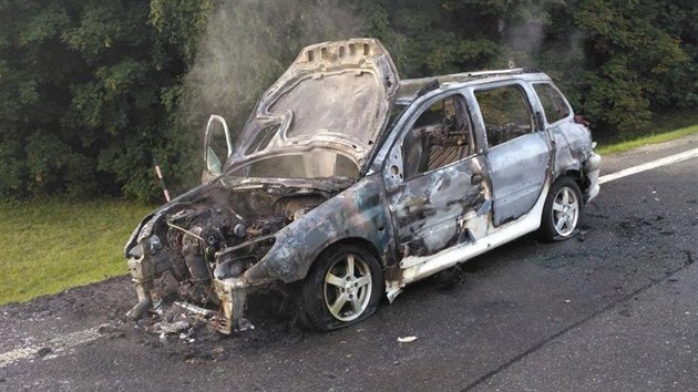 Mlad rodin vzpllo na dlnici pi cest do porodnice auto.