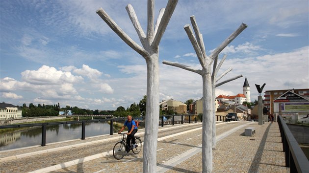 Soust mostu jsou sochy t strom z armovanho betonu.