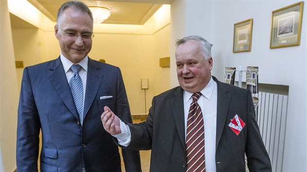 Premir Bohuslav Sobotka pedstavil na jednn snmovnho vboru pro bezpenost kandidta na novho fa BIS Michala Koudelku (vlevo), kter nahrad Jiho Langa (vpravo) (14. ervence 2016).
