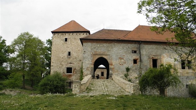 Takhle tvrz vypadala ze stejnho pohledu v roce 2010.