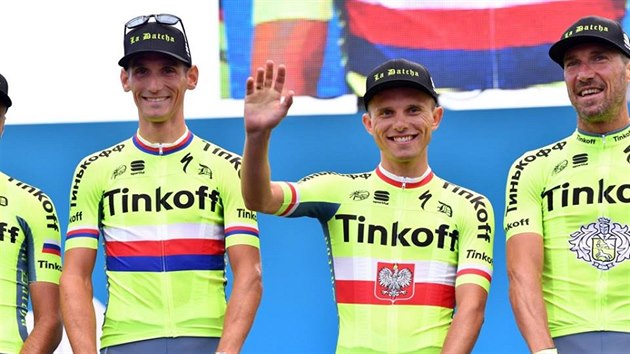 Vysmt Roman Kreuziger s Rafalem Majkou bhem prezentace tm ped startem Tour de France.