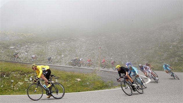 Chris Froome pi sjezdu z Port dEnvaliry bhem dest etapy Tour de France.