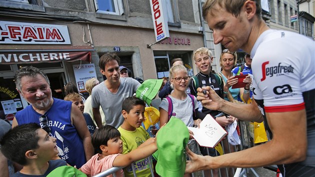 Bauke Mollema se podepisuje fanoukm ped startem 11. etapy Tour de France