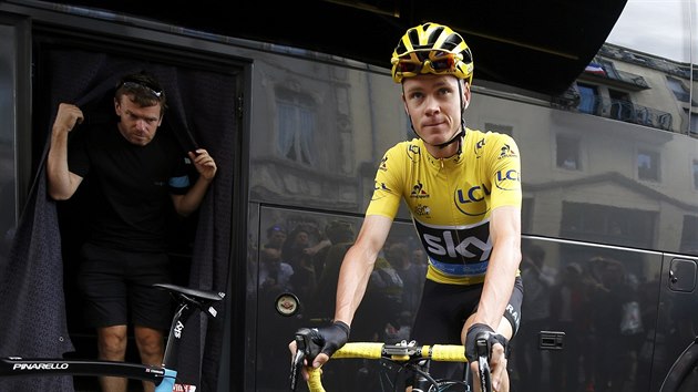 Chris Froome se rozjd ped startem 11. etapy Tour de France.