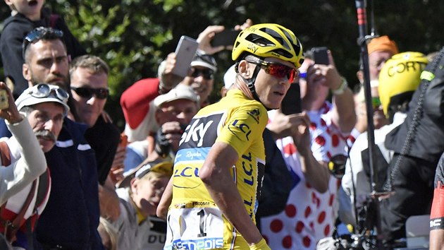 KDE MM KOLO? Chris Froome b ve dvanct etap na vrchol Mont Ventoux. Pi nrazu do motorky zlomil rm svho kola.