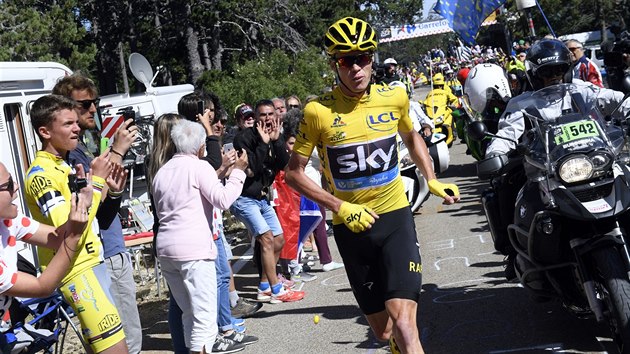 TRNUJE NA MARATON. Chris Froome b bez kola do stoupn Mont Ventoux.