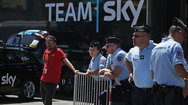 Francouzt policist hldaj ped kamionem tmu Sky na startu tinct etapy Tour de France.