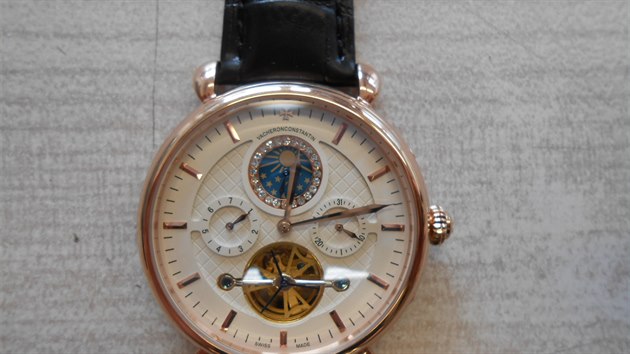 Padlek luxusnch hodinek v hodnot 8,5 milionu korun odhalili celnci v Praze 5 (14.7.2016).
