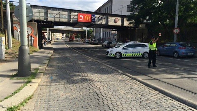 V Ndran ulici na praskm Smchov pokodil kamion trolej (18.7.2016).