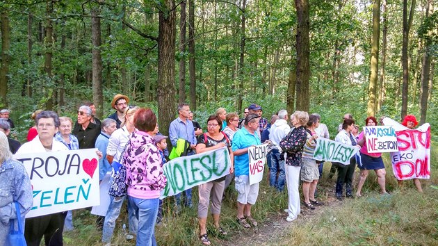 Odprci ekocentra s rozhlednou v Bohnicch na schzku s investory zamili s transparenty. 
Podle nich je vizualizace investora zavdjc. Chyb na n teba parkovit, kter
bude zabrat velkou st arelu.