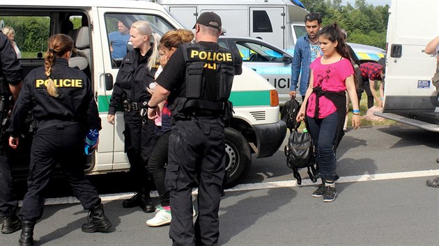 Policist na dlnici D5 u Hemanovy Huti zastavili dodvku s benci z Irku. Vozidlo smovalo na hranin pechod Rozvadov. (11. ervence 2016)