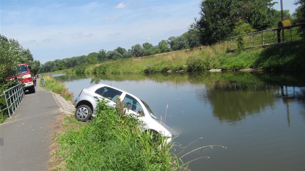 Auto sjelo do Baova kanlu z cyklostezky u obce Spytihnv na Zlnsku.