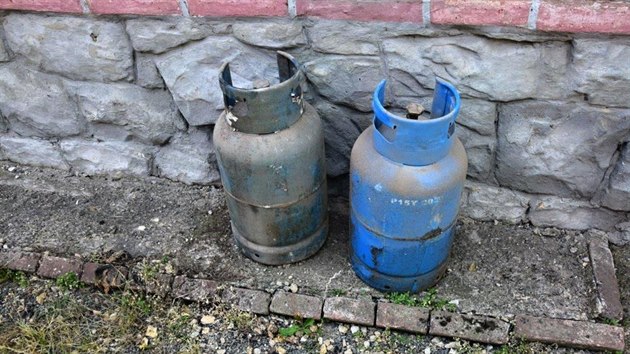 V nedli krtce dolo v rodinnm dom v obci Podbrdy na Berounsku k vbuchu propan-butanov lhve. Sutiny zavalily dva obyvatele domu (11.7.2016)