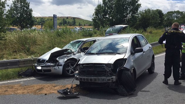 Na Praskm okruhu nedaleko obce Oech dolo ve stedu okolo poledne k nehod dvou aut (13.7.2016)