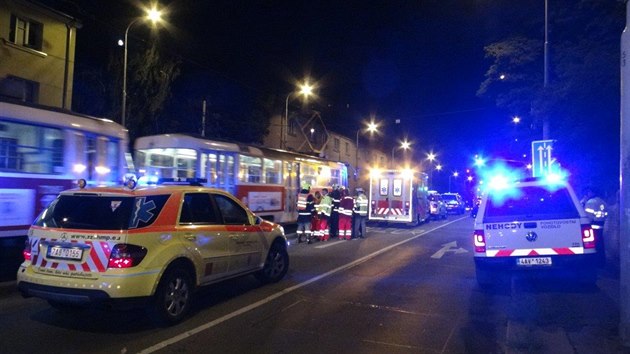 Ve tvrtek veer dolo na Plzesk ulici ke srce tramvaje s muem, pi kter piel o st ruky (15.7.2016)