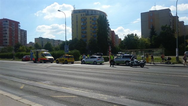 V Modanech se v ter dopoledne zranila opil ena, kter zmrn skoila pod projdjc auto. Pr potebovala omluvenku do prce (19.7.2016)