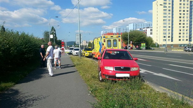 V Modanech se v ter dopoledne zranila opil ena, kter zmrn skoila pod projdjc auto. Pr potebovala omluvenku do prce (19.7.2016)