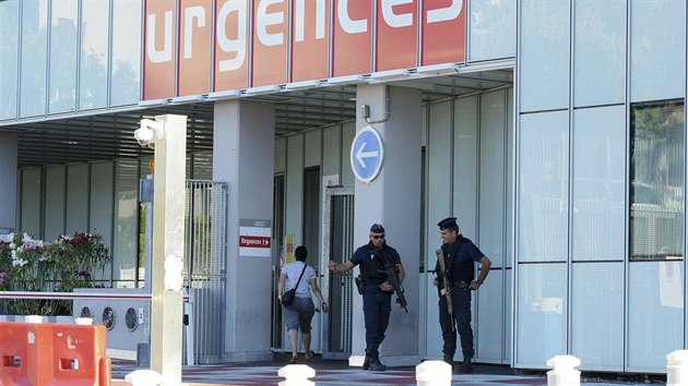 Ped nemocnic Pasteur Nice, kam byli hospitalizovni zrann, hldkuj policist (15. ervence 2016).