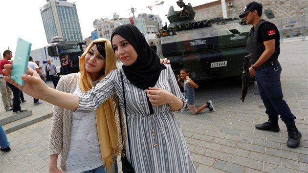 Turistky z Alíru se fotí ped oputným tankem na istanbulském námstí Taksim...