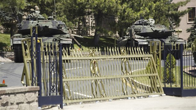 Oputné tanky ped vstupem do budovy generálního tábu v Ankae (17. ervence...