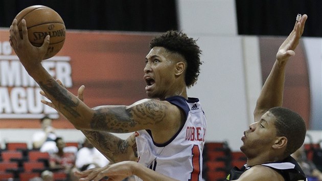 Summer League NBA: Kelly Oubre Jr. (vlevo) z 
Washingtonu obeel Waltera Tavarese z Atlanty.