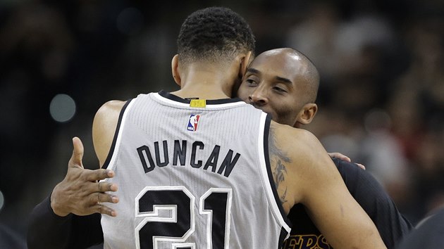 Setkn dvou hvzd jedn generace: Tim Duncan se zdrav s Kobem Bryantem,.