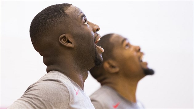 Draymond Green (vlevo) a Kevin Durant sleduj m bhem trninku americkch basketbalist.