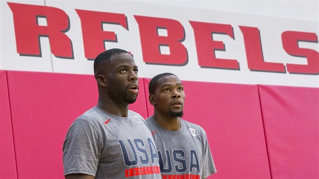Draymond Green (vlevo) a Kevin Durant sleduj m bhem trninku americkch basketbalist.