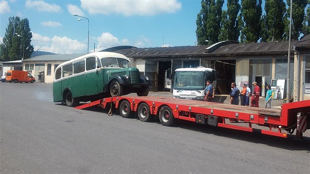 Autobus je sice pojzdn, ale z Verneic jej pivezli do gar dopravnho podniku na vlenm voze.
