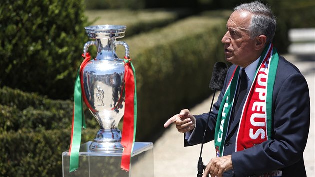 Portugalsk prezident Marcelo Rebelo de Sousa pi projevu k fotbalistm, erstvm mistrm Evropy