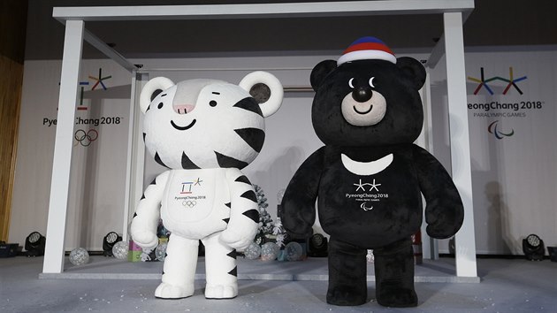 MASKOTI. Bl tygr Soohorang bude v Pchjongchangu 2018 dit na olympid, zatmco ern medvd Bandabi se postar o zbavu na paralympijskch hrch.