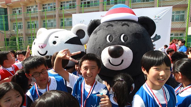 Poadatel olympijskch her v Pchjongchangu pedstavili maskoty blho tygra a ernho medvda.