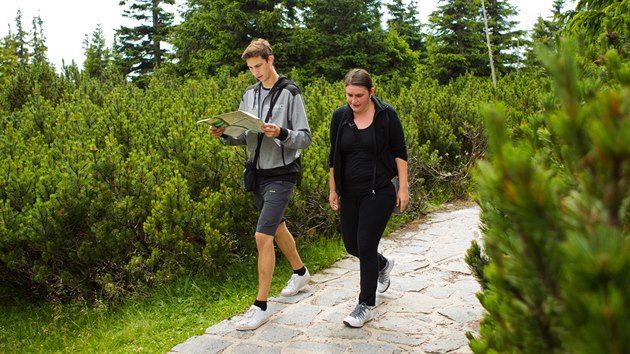 Turist m na nejvy vrchol Krkono Snku.