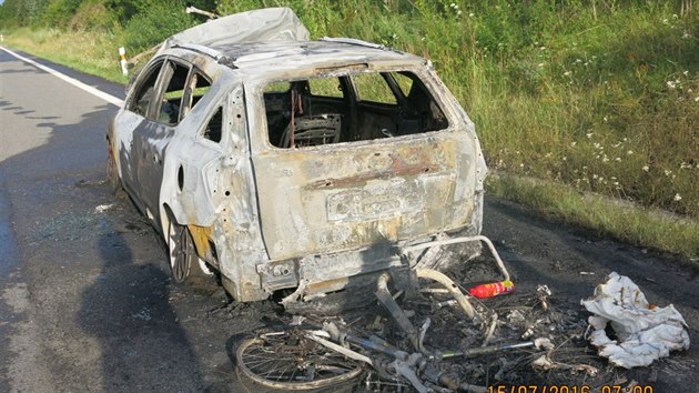 Ohe zcela zniil automobil. Lidsk ivoty si ale natst nevydal.